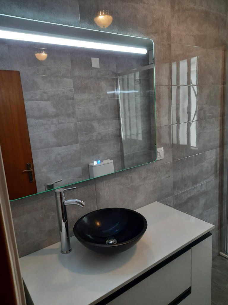 Lavabo de sobre encimera con espejo LED