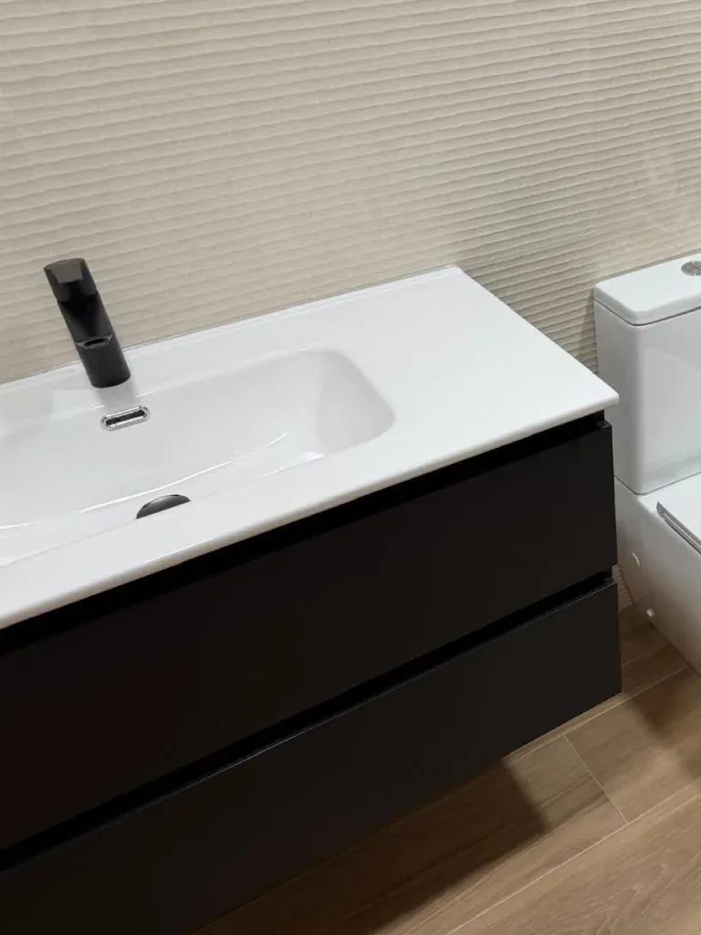 Encimera de lavabo con grifería negra en detalle