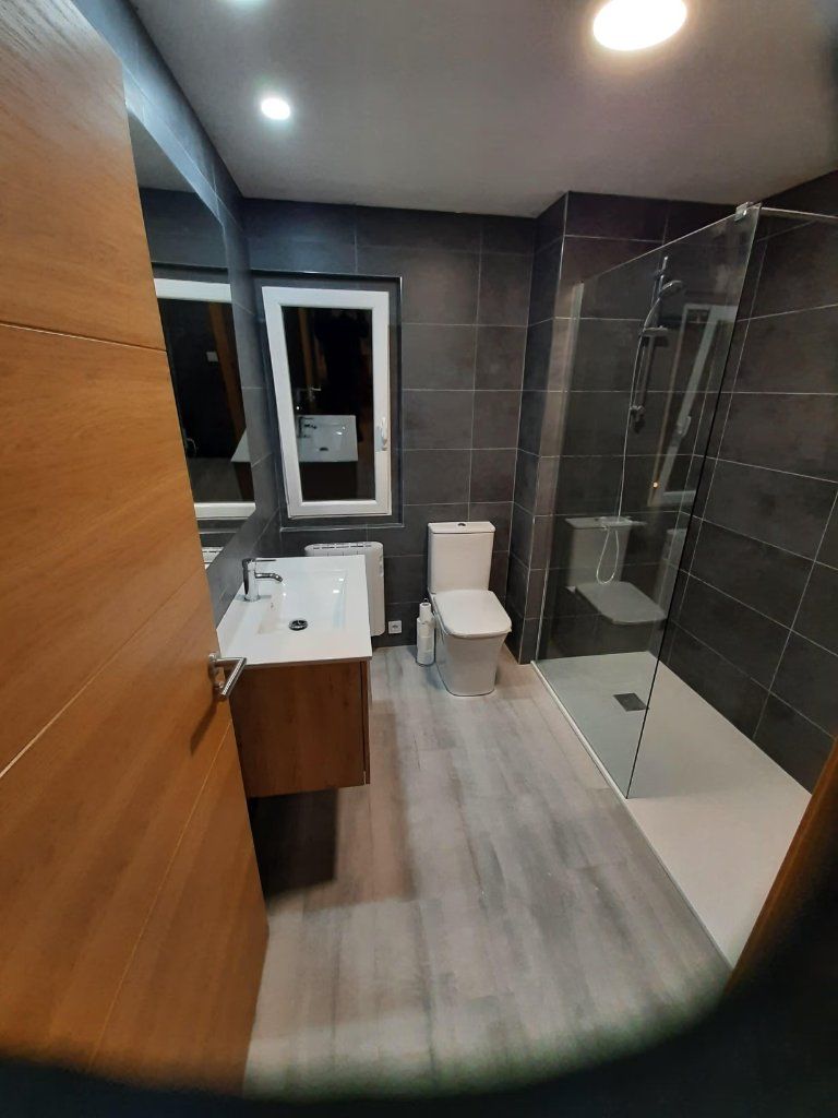Mampara corredera en baño con suelo laminado