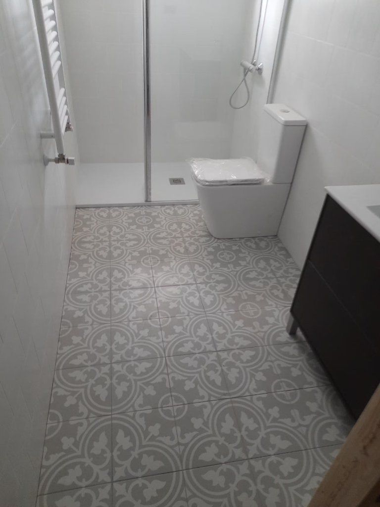 Azulejo gris en ducha y mueble de lavabo de madera